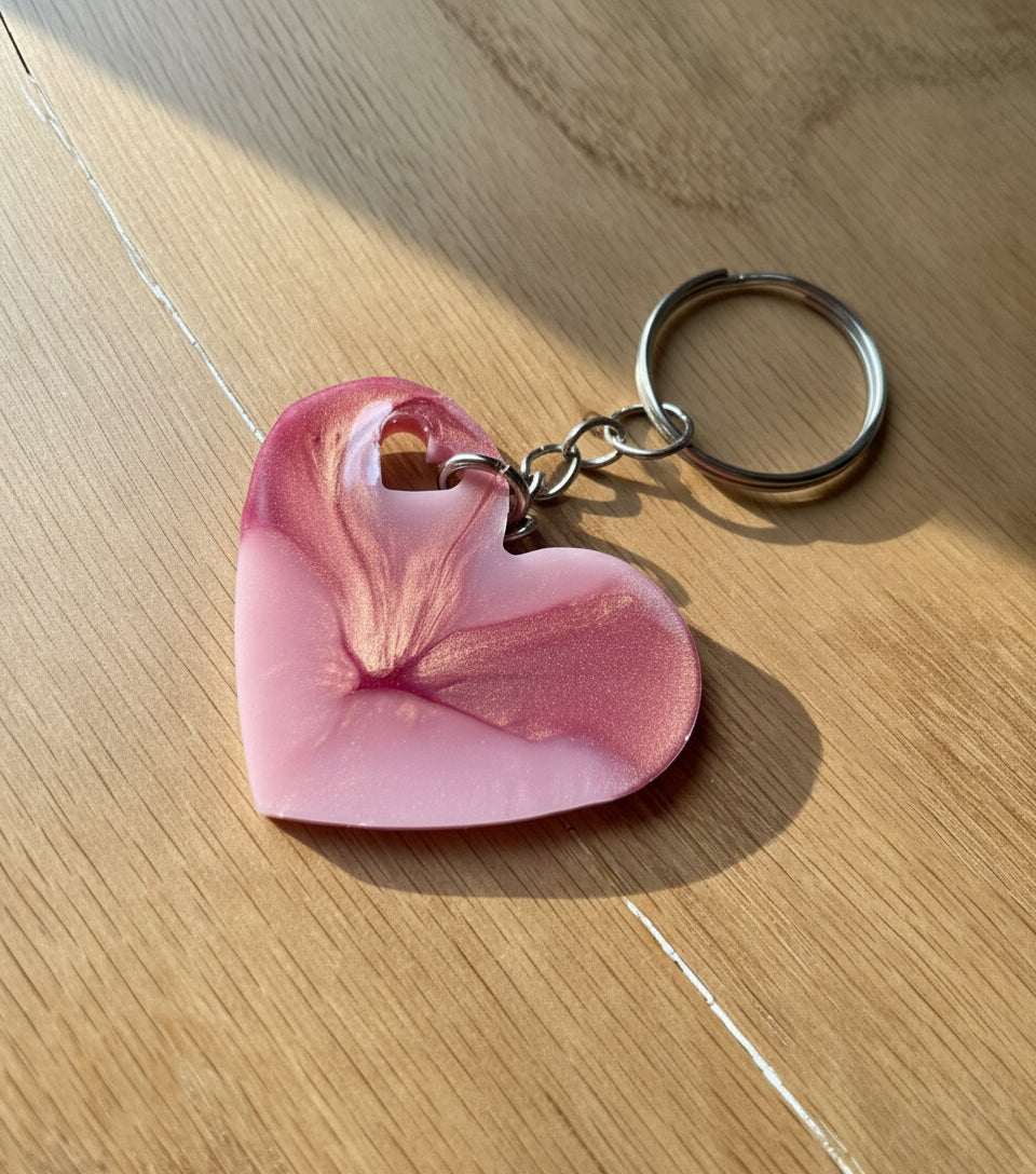 Herzförmiger Epoxidharz Schlüsselanhänger - in Rosa Glam
