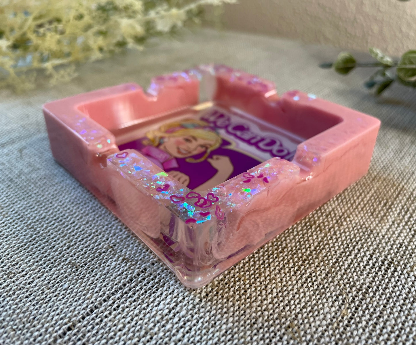 Starke Barbie Aschenbecher aus Epoxidharz - in Pink mit Glitzer - Details