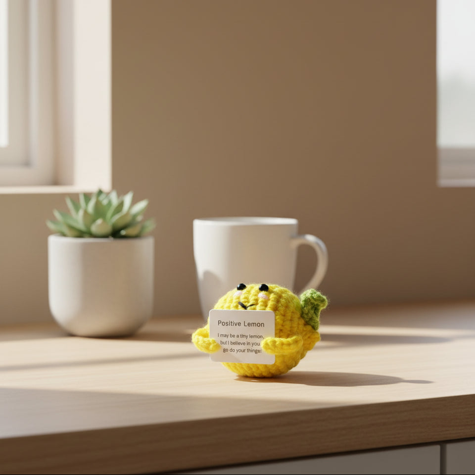 Positive Lemon - positive Zitrone - gehäkelte Zitrone in einer Küche