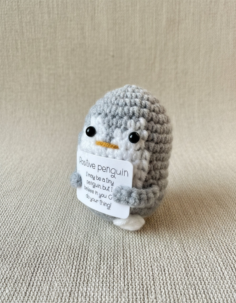 Graue gehäkelte Positive Pinguin seitlich