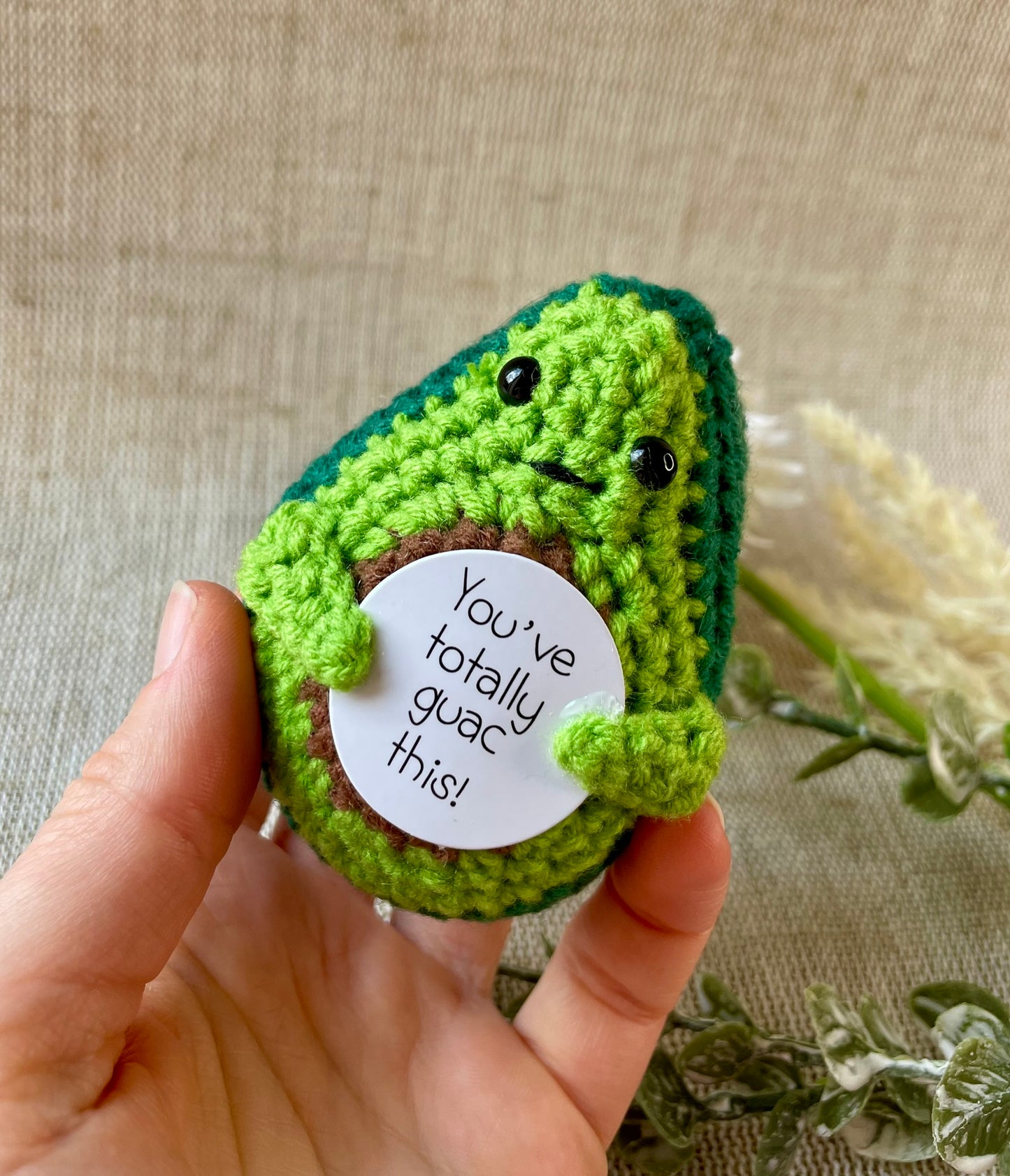 Positive Avocado in der Hand gehalten