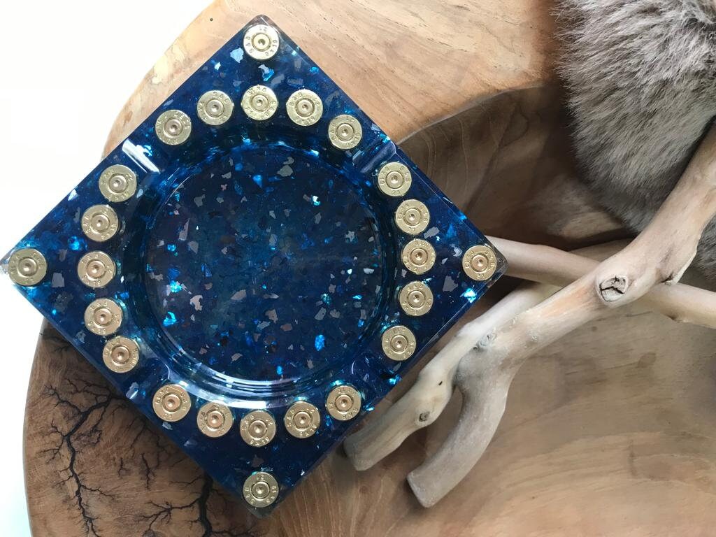 Epoxidharz Aschenbecher in Industrial Glamour Style mit Metallhülsen & Spiegelgranulat in Blau von oben