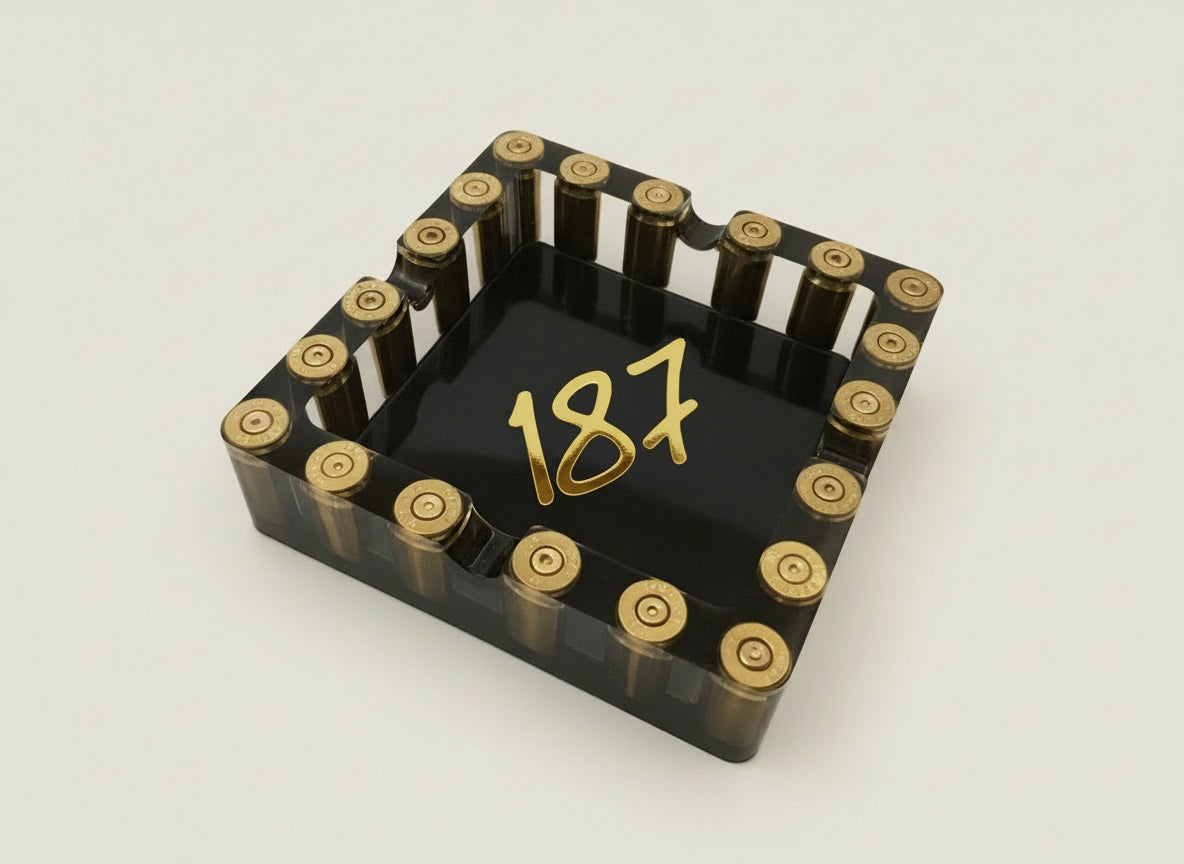 187 Aschenbecher aus Epoxidharz, mit Recyceltem Messing, in Durchsichtig und Schwarz. 