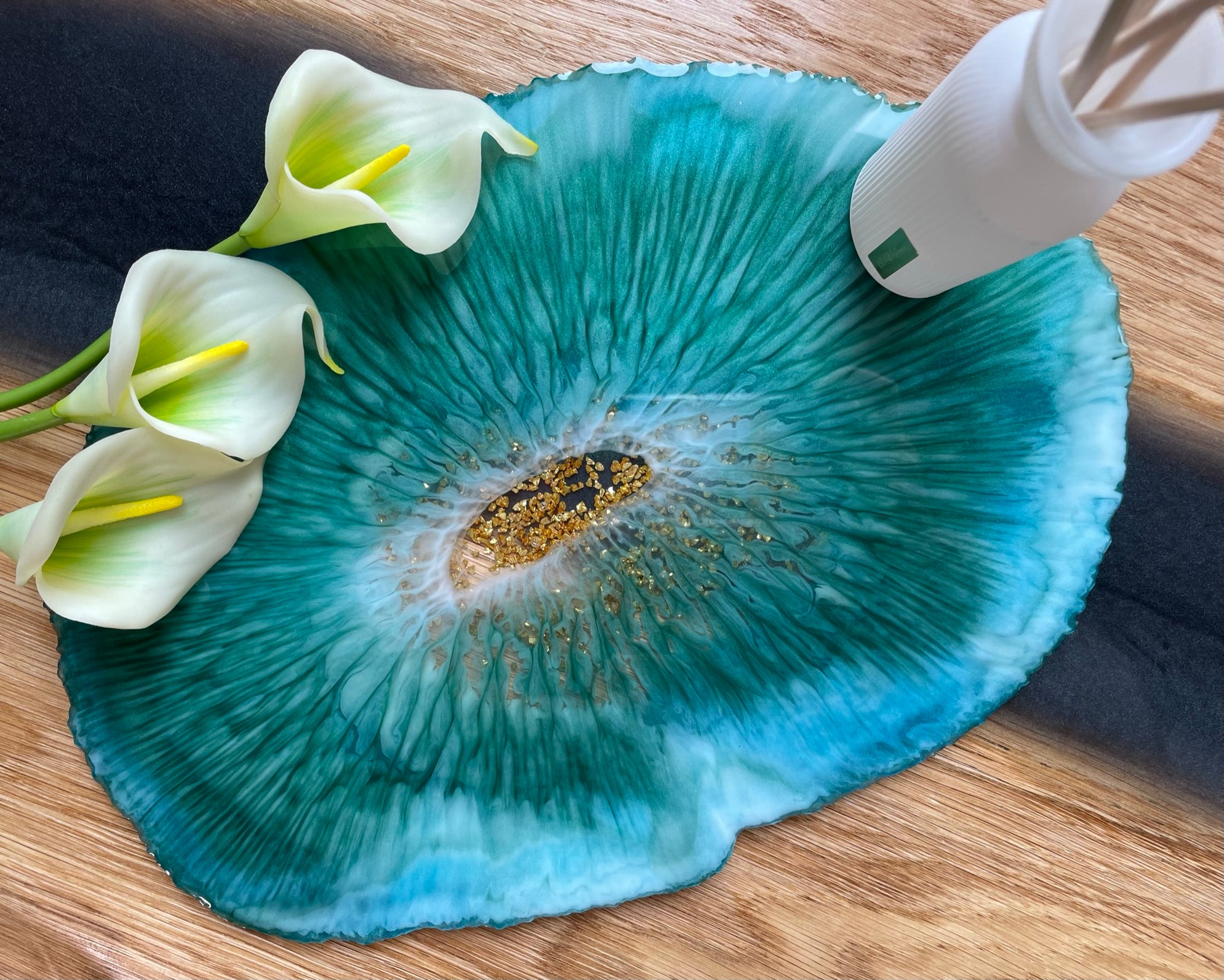 Handgefertigtes Epoxidharz Tablett Geode Stil "Smaragd Grün & Gold"