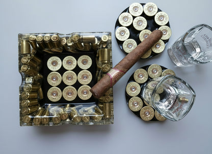 Ausgefallener Epoxidharz Aschenbecher mit recycelten Messinghülsen mit Untersetzer, Zigarre und Schnapsgläser- von oben fotografiert 