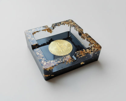 Bitcoin Aschenbecher aus Epoxidharz in Schwarz-Gold mit eingearbeiteter Bitcoin Münze
