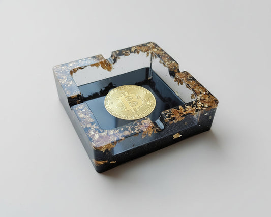 Bitcoin Aschenbecher aus Epoxidharz in Schwarz-Gold mit eingearbeiteter Bitcoin Münze
