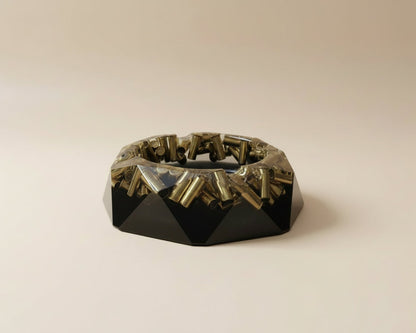 Epoxidharz Aschenbecher in Diamant Form - Schwarz-Gold mit eingegossenem Recycelten Messing von der Seite 
