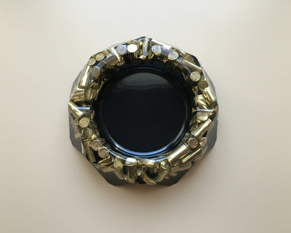Epoxidharz Aschenbecher in Diamant Form - Schwarz-Gold mit eingegossenem Recycelten Messing von oben fotografiert
