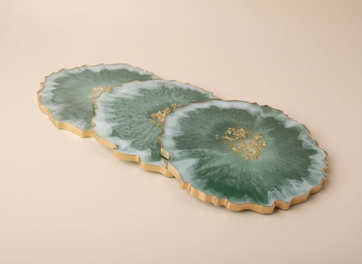 3 Stück Grüner Epoxidharz Untersetzer im Studio fotografiert