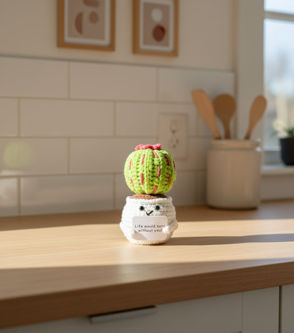 Gehäkelter Kaktus im Topf mit Motivationsschild - in der Küche