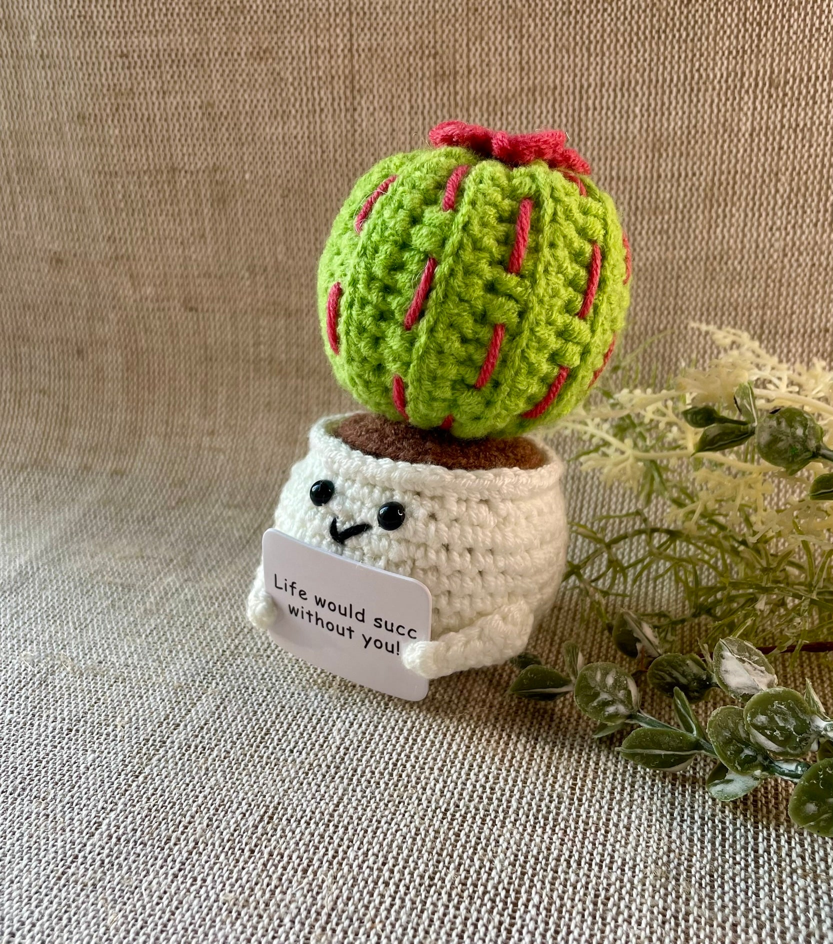 Gehäkelter Kaktus im Topf mit Motivationsschild  - Emotional Support Kaktus