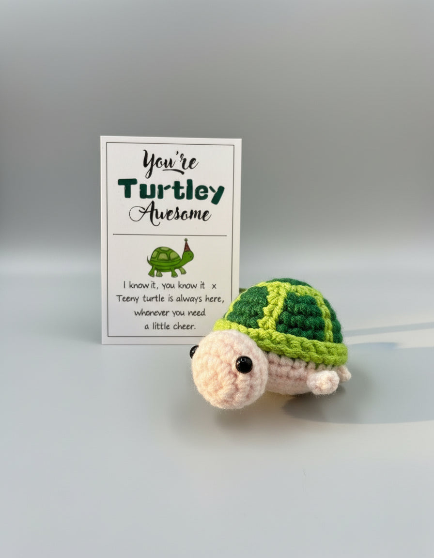 Positive Schildkröte - gehäkelte Figur mit motivierender Botschaft auf einer extra Karte