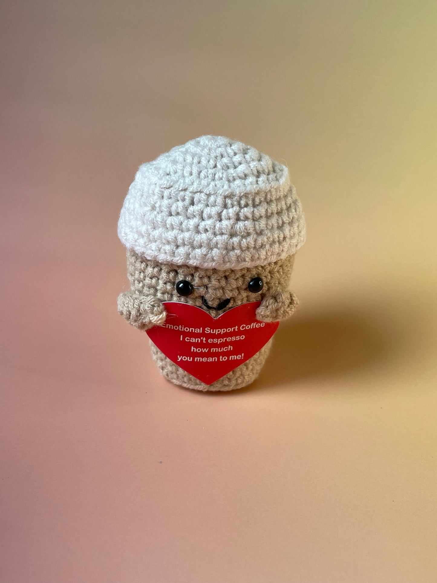 Gehäkelter Kaffee ToGo-Becher im Stdio 