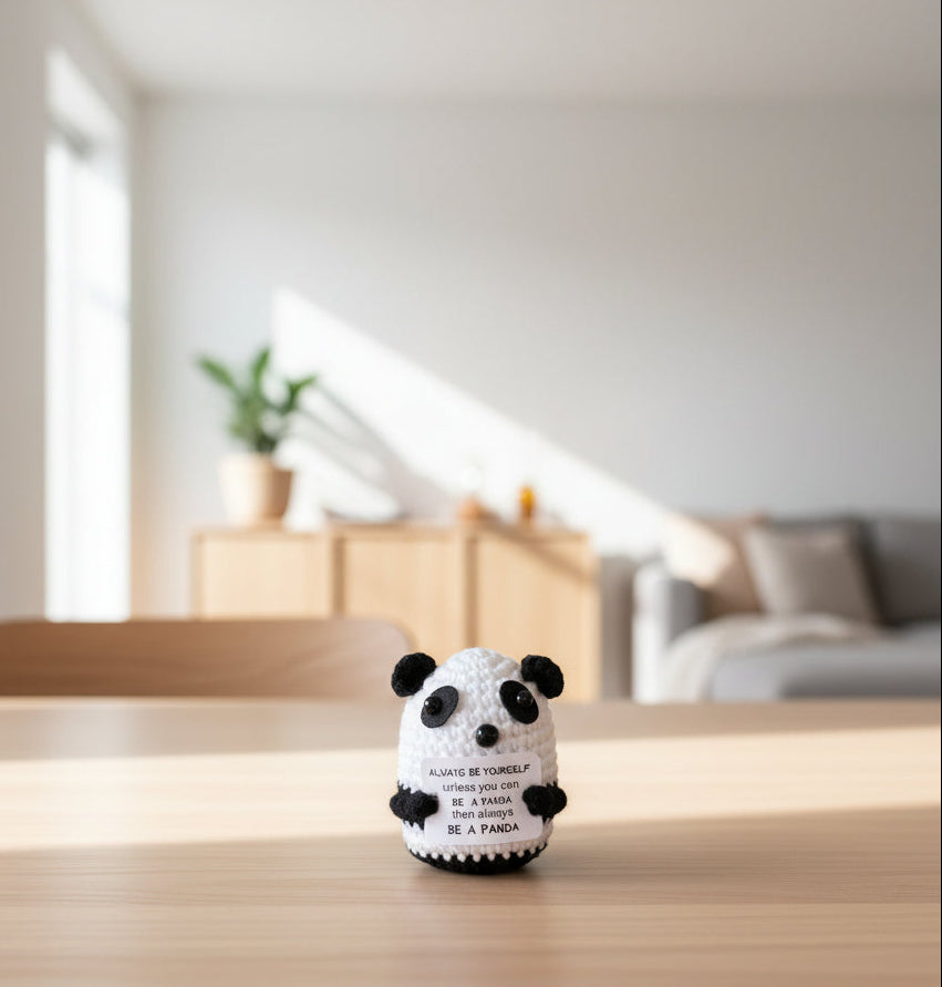 Gehäkelter Panda | Motivationsgeschenk mit positiver Botschaft auf dem Esstisch