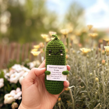 Emotional Support Pickel - gehäkelte Gurke in einem sonnigen Garten 