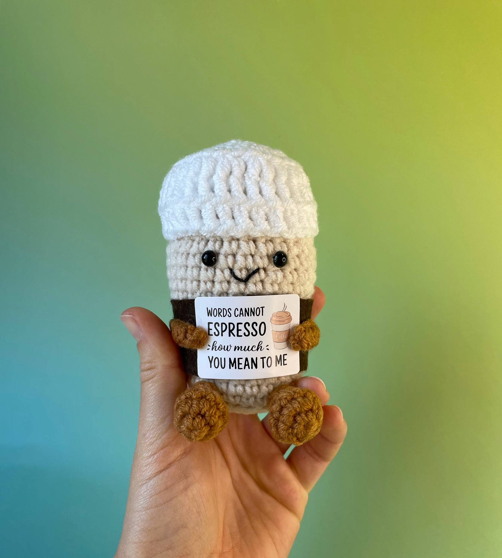 Gehäkelter Espresso ToGo-Becher in der Hand 