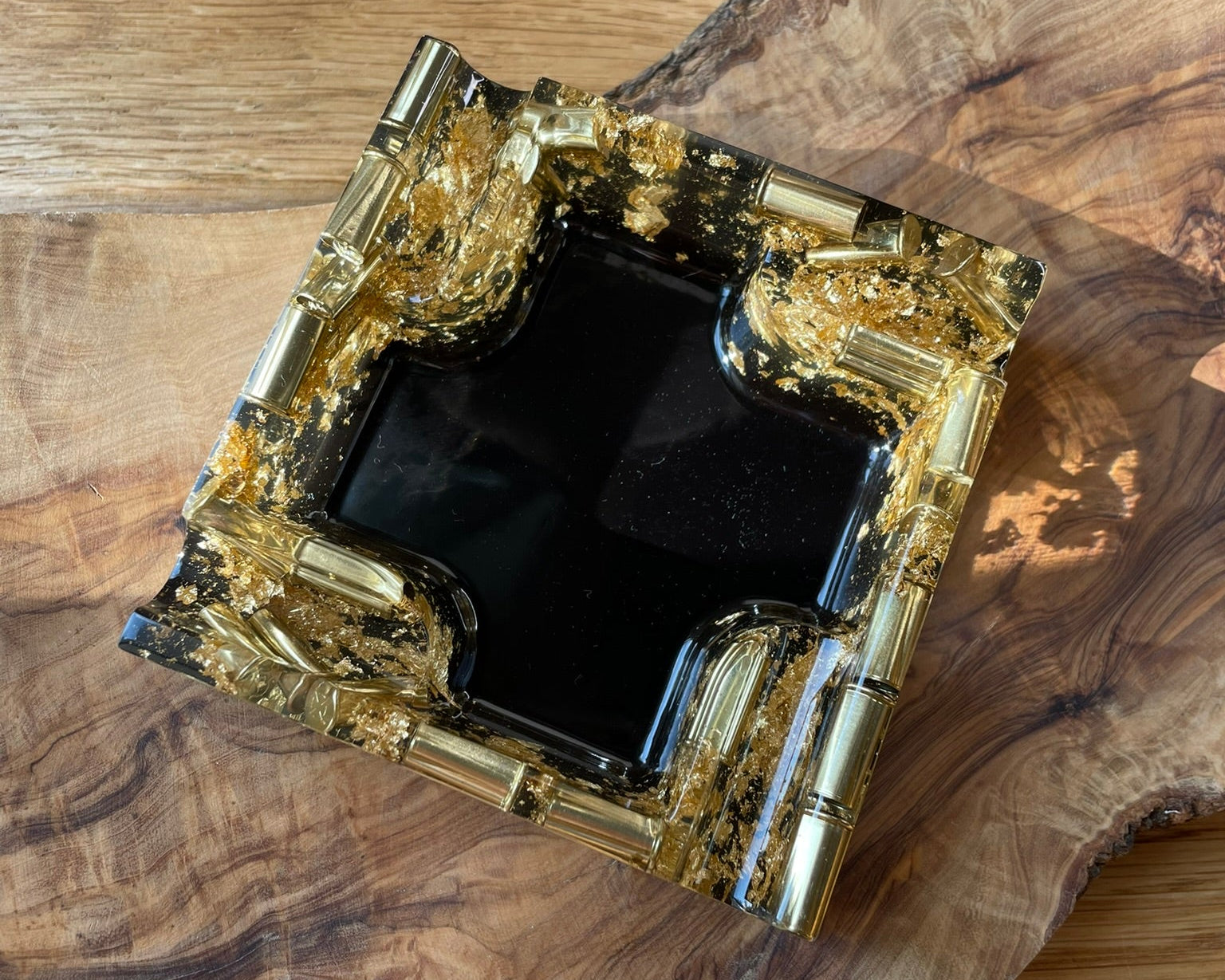 Glänzender Aschenbecher aus Epoxidharzmit eingegossenem Recycelten Messing in Gold  und Goldflakes, Ansicht von oben