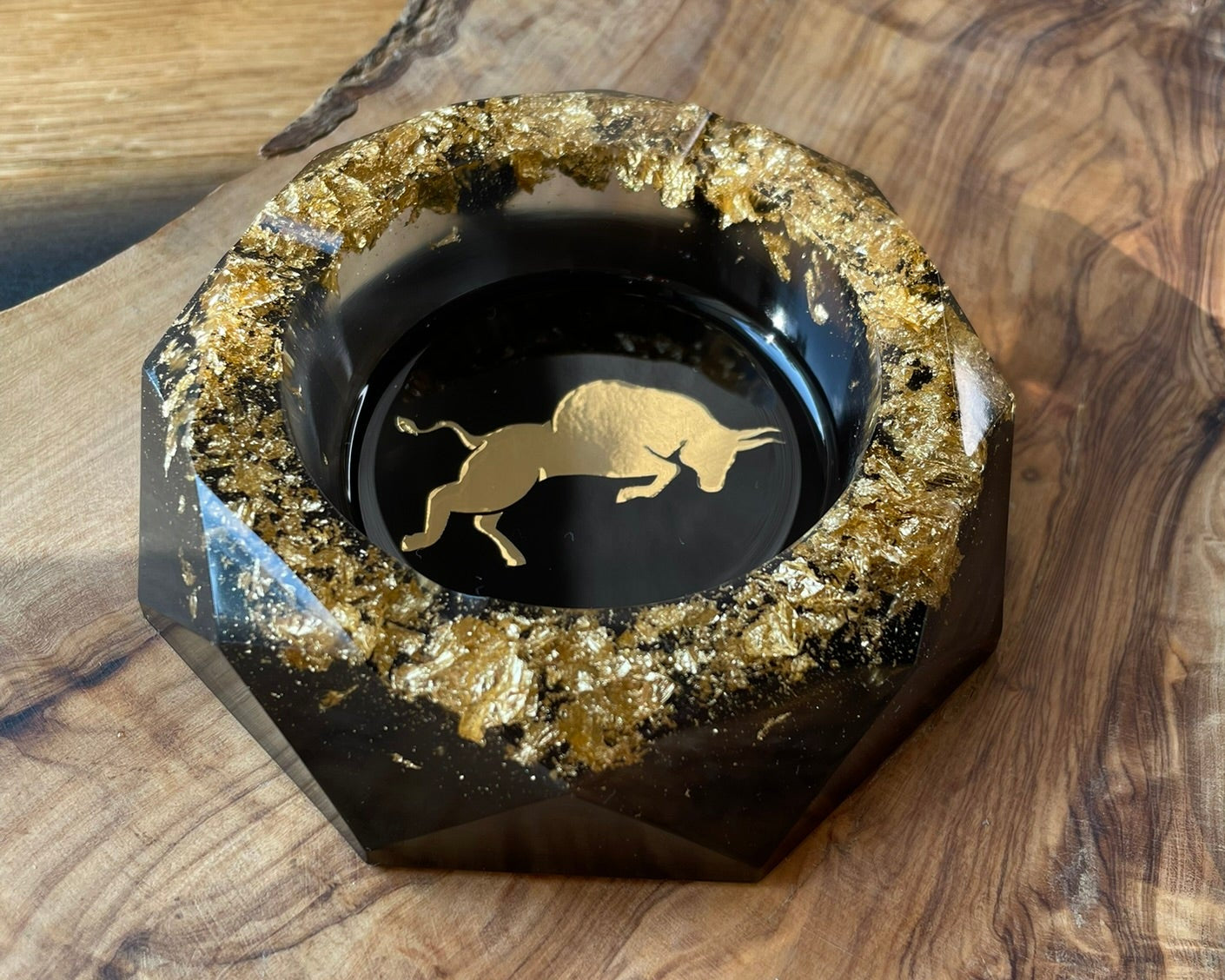 Bullen-Aschenbecher aus Epoxidharz in Schwarz-Gold Seiten-Ansicht 