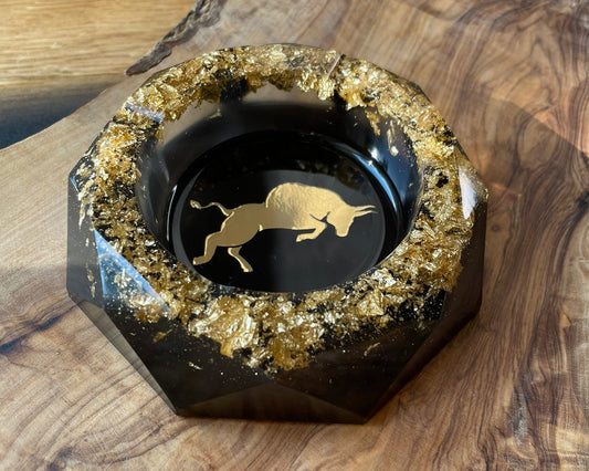 Bullen-Aschenbecher aus Epoxidharz in Schwarz-Gold Seiten-Ansicht 