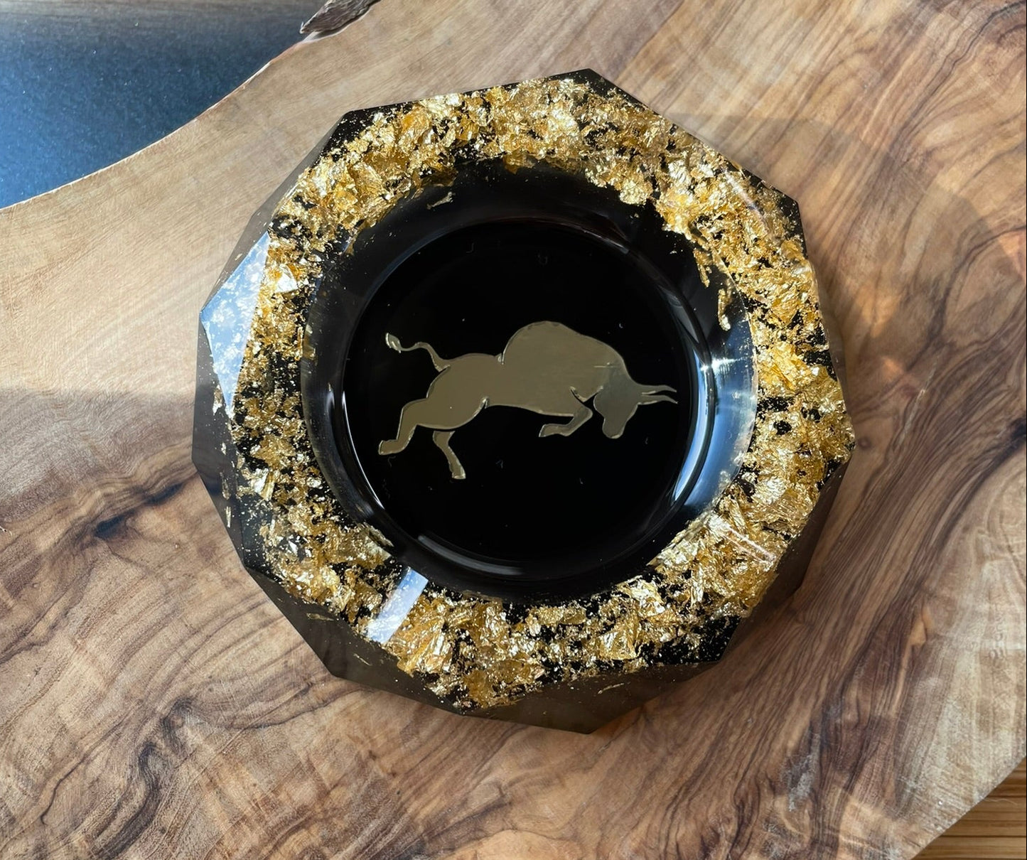 Bullen-Aschenbecher aus Epoxidharz in Schwarz-Gold - Draufsicht 
