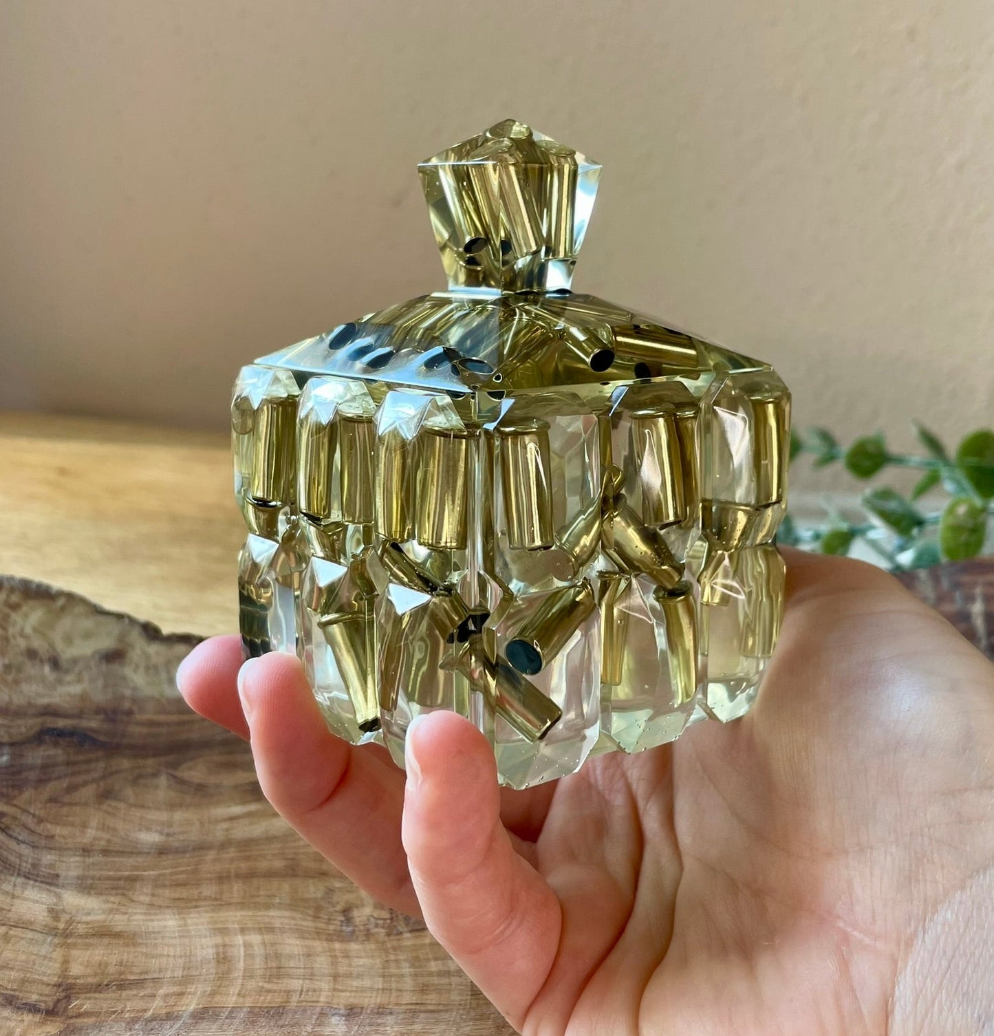 Goldene Epoxidharz Schmuckdose mit Deckel rechteckig und quadratisch - Kristall design in der Hand gehalten 