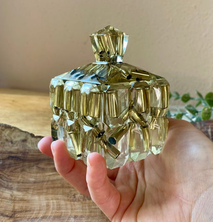 Goldene Epoxidharz Schmuckdose mit Deckel rechteckig und quadratisch - Kristall design in der Hand gehalten 
