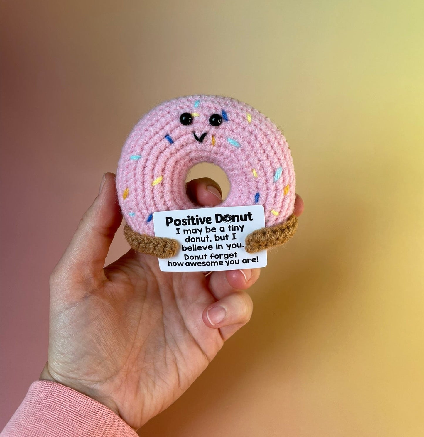 Gehäkelter Donut | Motivationsgeschenk in der Hand gehalten 