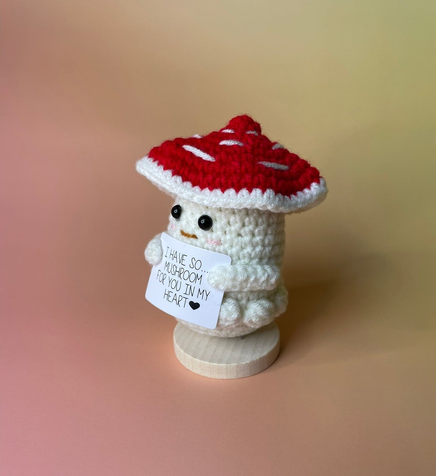 Gehäkelter Pilz - Positive Mushroom in Rot-Weiß - im Studio seitlich 