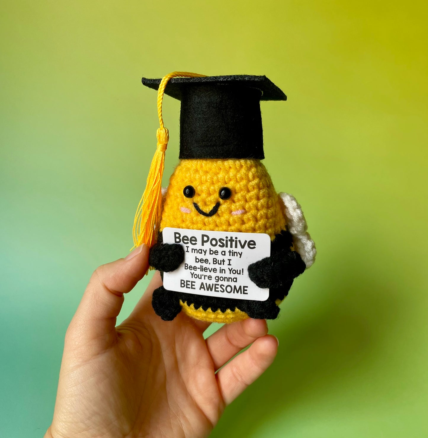 Gehäkelte Biene | Abschlussgeschenk mit Diplom-Hut | Personalisierbar