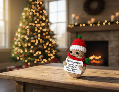 Positive Potato in Weihnachts-Edition mit Mütze und Schal 