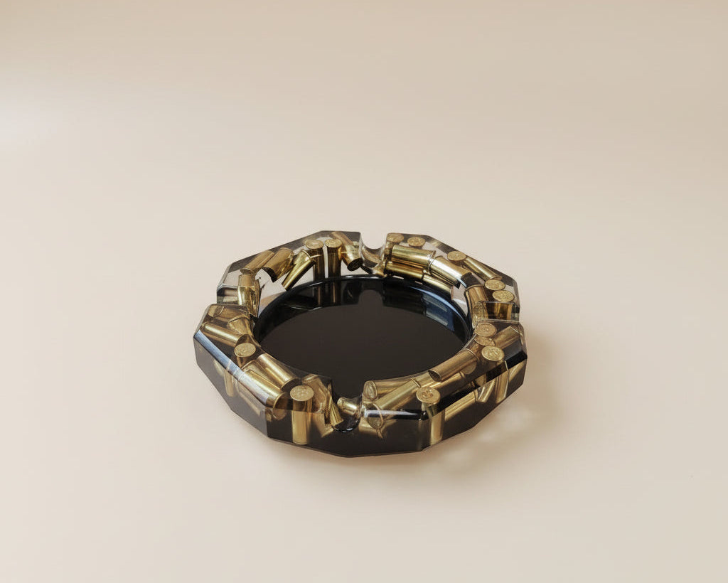 Flacher Epoxidharz Aschenbecher in 8-Eck Form - Schwarz-Gold mit eingegossenem Recycelten Messing - von der Seite 