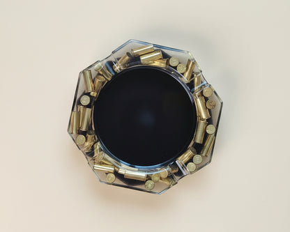 Epoxidharz Aschenbecher in 8-EckForm - Schwarz-Gold mit eingegossenem Recycelten Messing - Ansicht von oben 