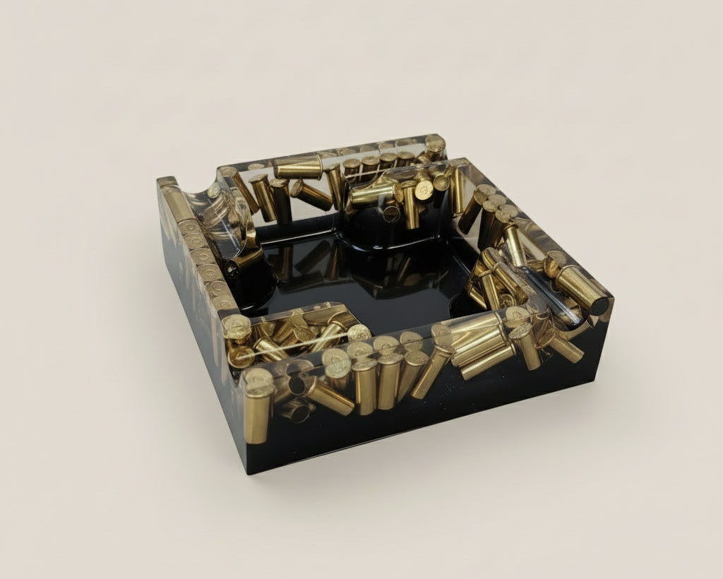 Industrial Aschenbecher aus Epoxidharz mit kleinen mit eingegossenem Recycelten Messinghülsen in Gold