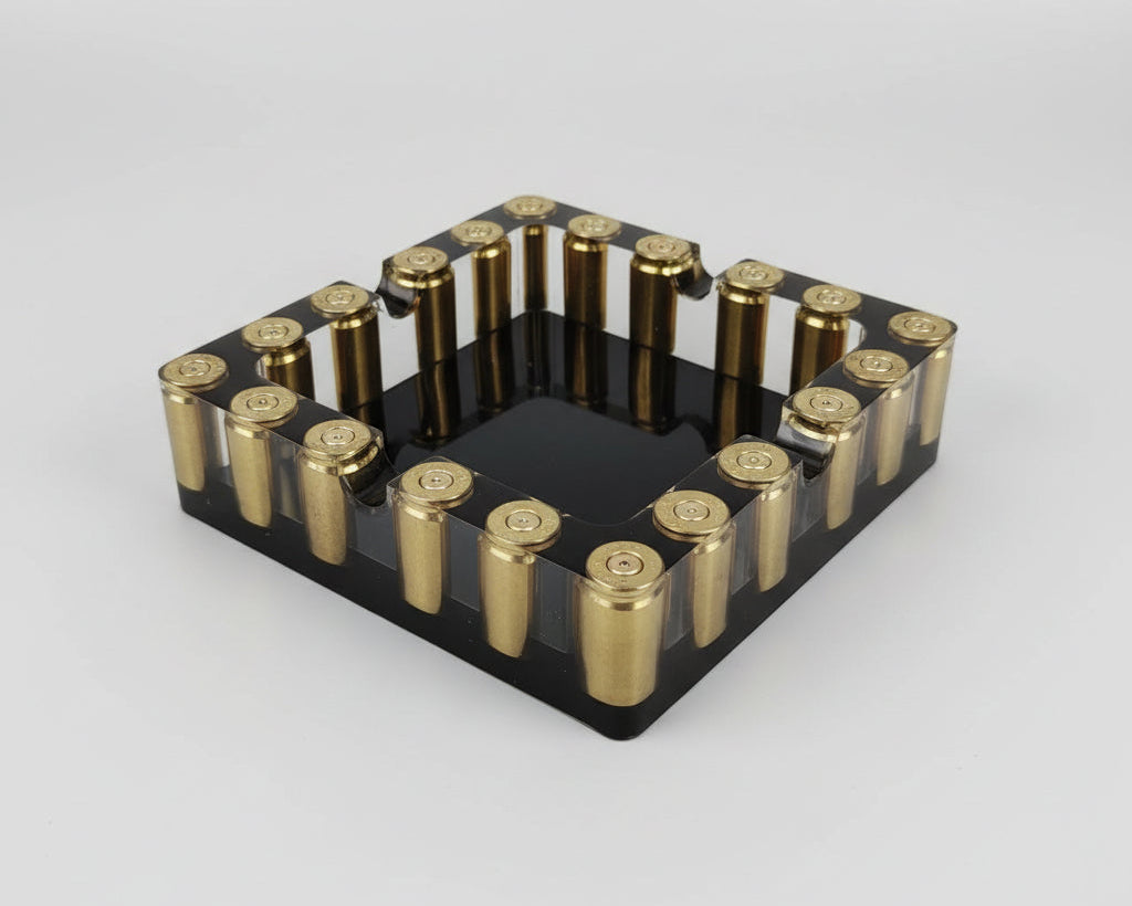 Minimalistischer Aschenbecher aus Epoxidharz in Schwarz-Gold mit recycelten Messinghülsen - 4 Eck