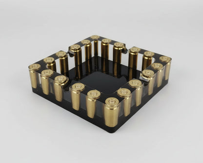 Minimalistischer Aschenbecher aus Epoxidharz in Schwarz-Gold mit recycelten Messinghülsen - 4 Eck