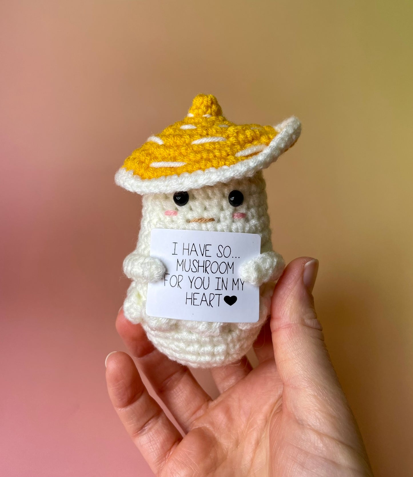 Gehäkelter Pilz | Positive Mushroom mit gelber Kappe in der Hand gehalten 