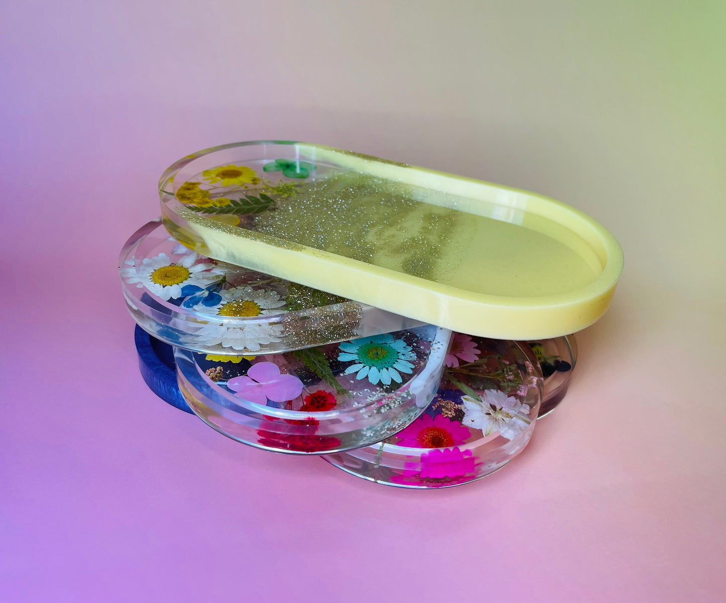 Ovale Schmuckschale mit Echten Blüten – Handgefertigtes Epoxidharz-Unikat