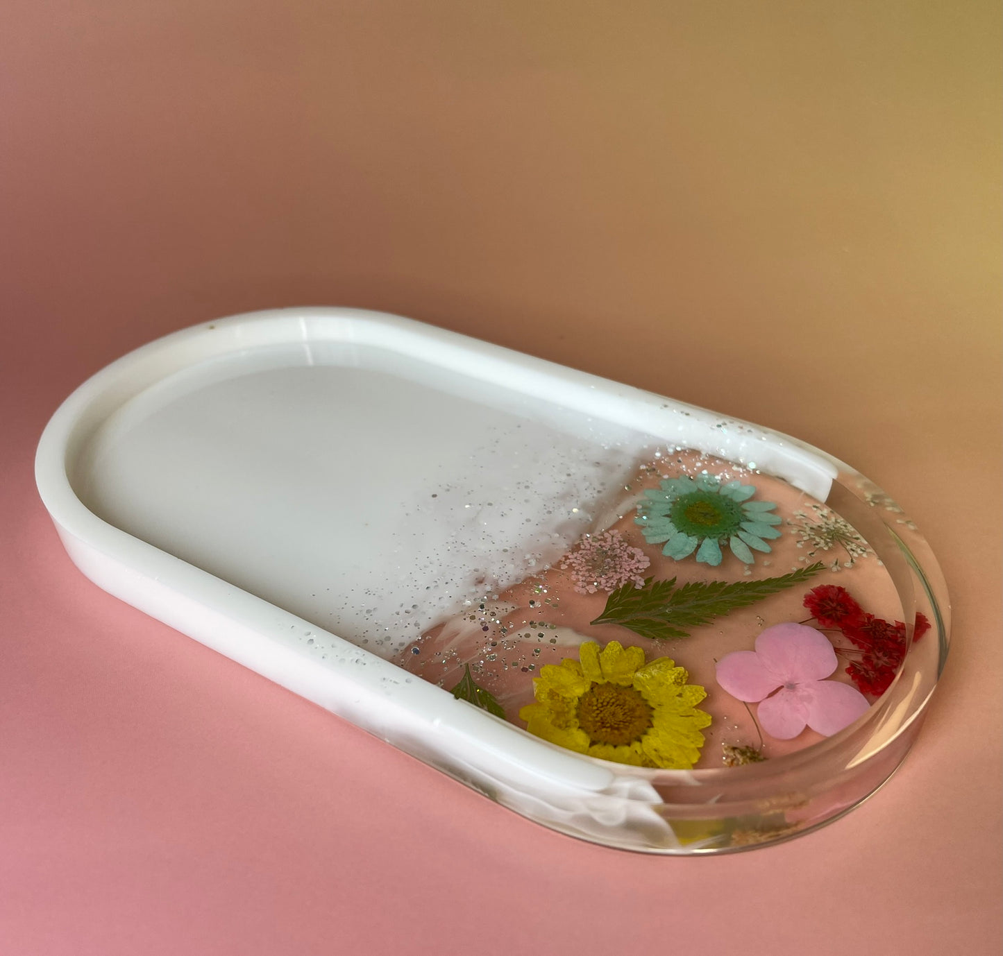 Ovale Schmuckschale mit Echten Blüten – Handgefertigtes Epoxidharz-Unikat