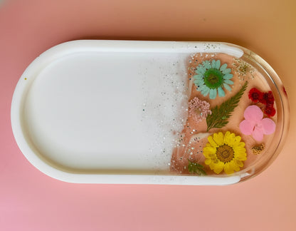 Ovale Schmuckschale mit Echten Blüten – Handgefertigtes Epoxidharz-Unikat