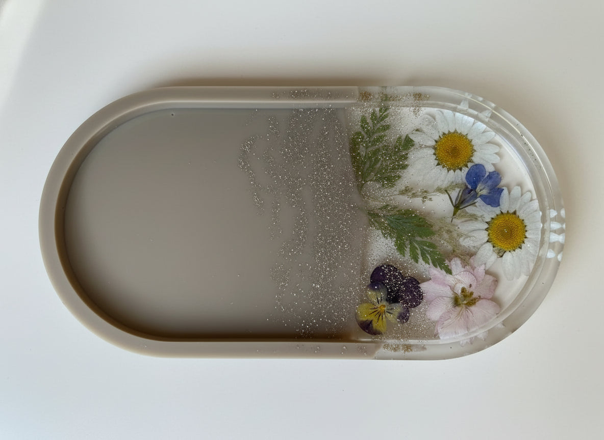 Ovale Schmuckschale mit Echten Blüten – Handgefertigtes Epoxidharz-Unikat