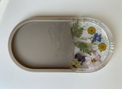 Ovale Schmuckschale mit Echten Blüten – Handgefertigtes Epoxidharz-Unikat