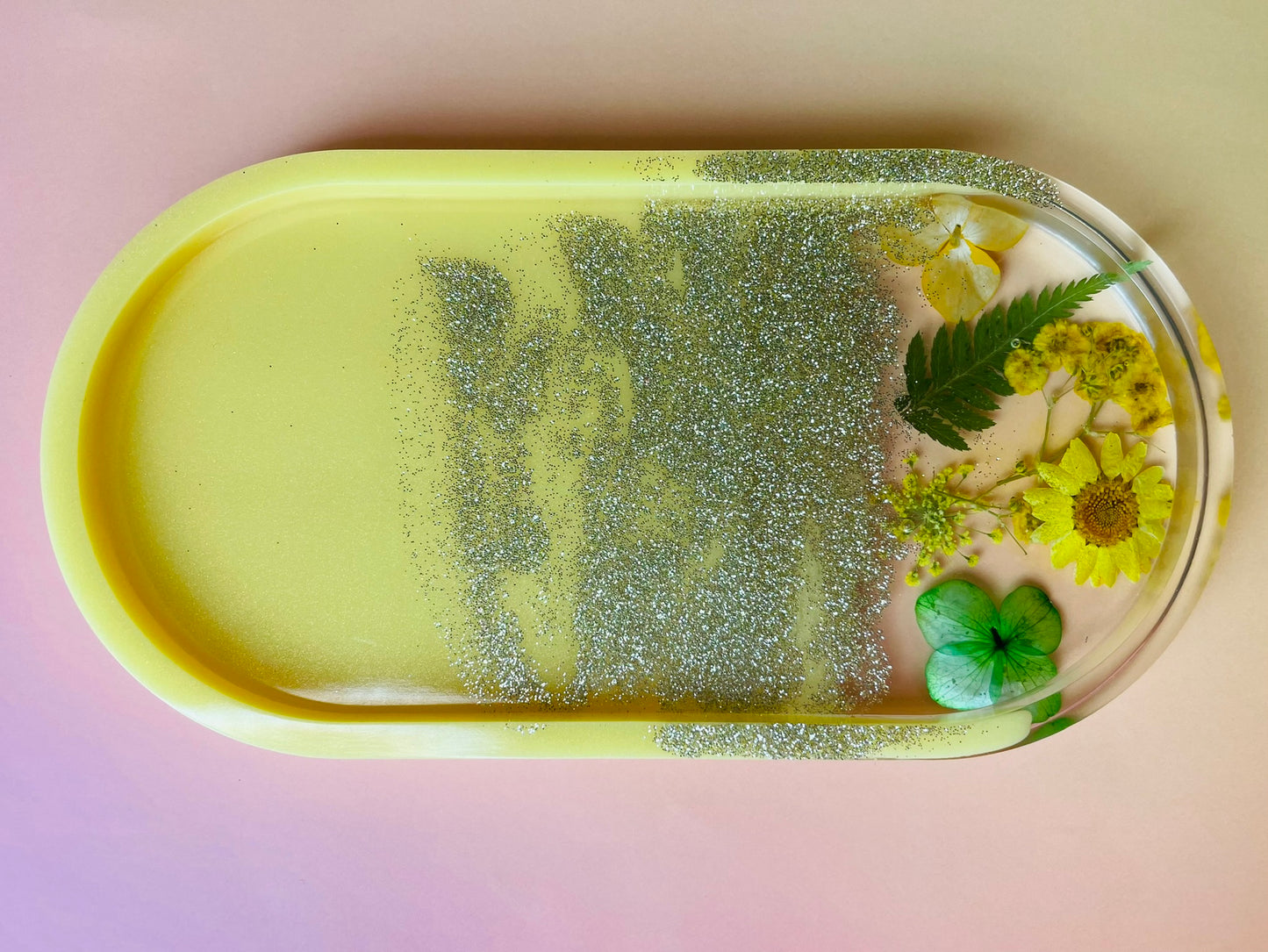 Ovale Schmuckschale mit Echten Blüten – Handgefertigtes Epoxidharz-Unikat