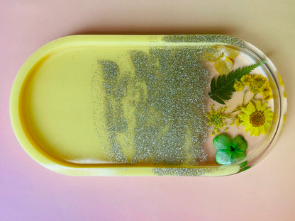 Ovale Schmuckschale mit Echten Blüten – Handgefertigtes Epoxidharz-Unikat