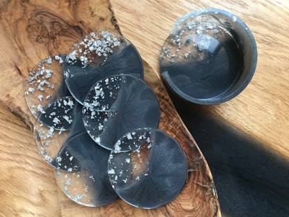 Anthrazit Resin Untersetzer Set mit Silberflocken und Halter, 6 Untersetzer mit Silberrand komplett auf Holztisch