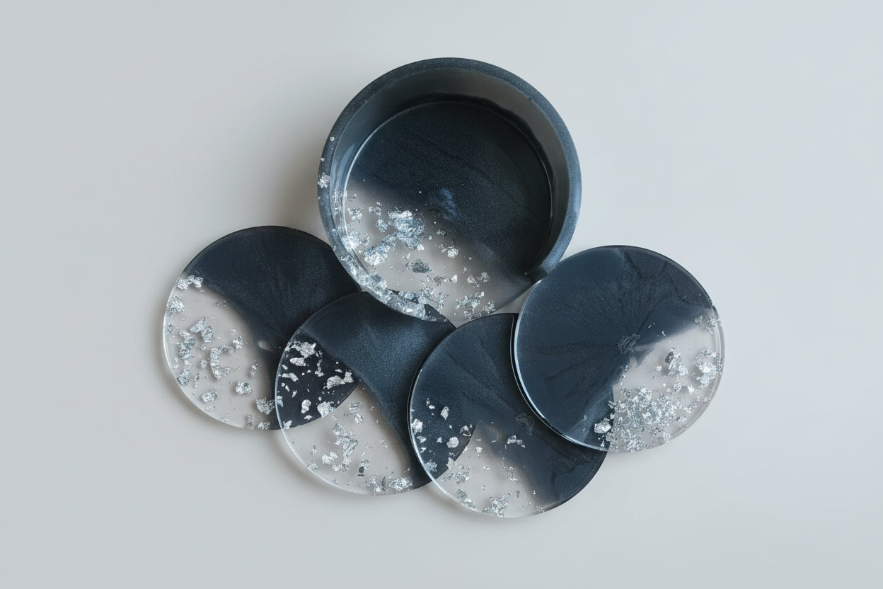  6er Resin Untersetzer Set in Anthrazit mit Silberflocken, verschiedene Rand-Designs, Draufsicht mit Halter