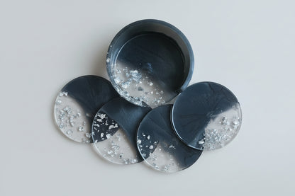  6er Resin Untersetzer Set in Anthrazit mit Silberflocken, verschiedene Rand-Designs, Draufsicht mit Halter