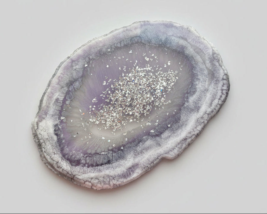 Handgemachtes Deko-Tablett Epoxidharz in der Farbe "Mystic Purple Agate"  