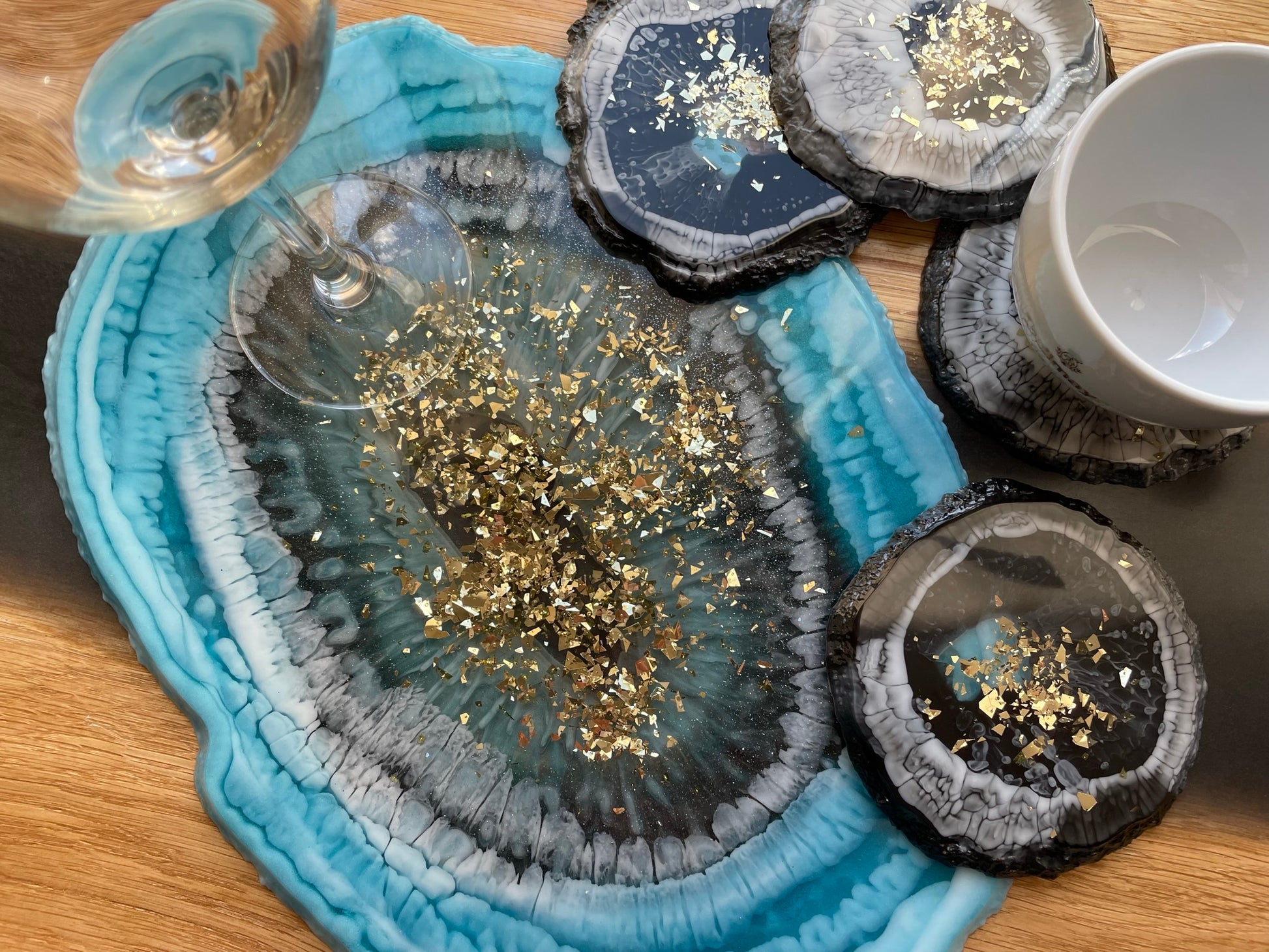 Epoxidharz Deko-Tablett in "Stardust Blue" mit den dazu passenden Untersetzern  