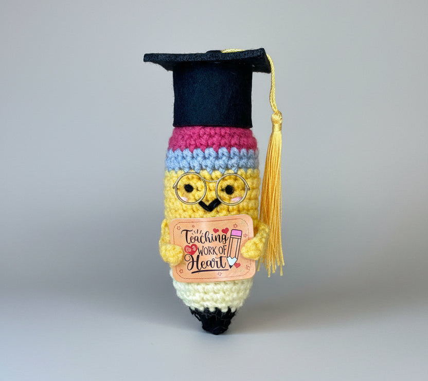 Gehäkelte Bleistift-Figur mit Diplomhut – Vorderansicht, Abschlussgeschenk für Lehrer